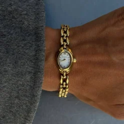 Heritage Oval Watch Gold