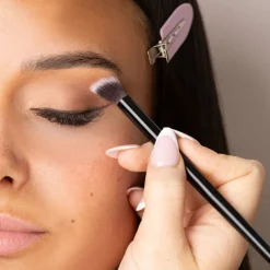 No. 15 Angled Blending Eye Brush